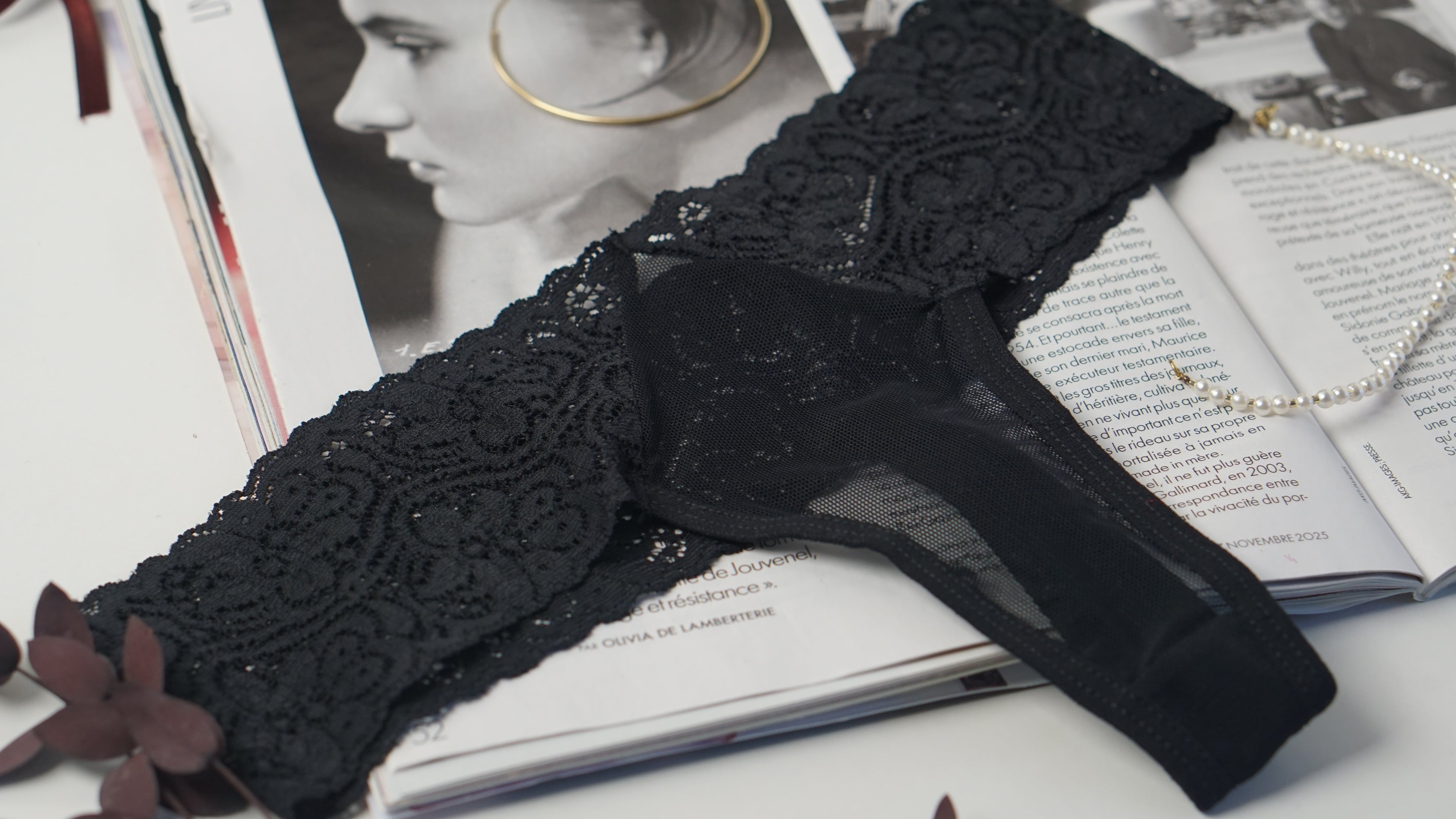 String Mary en dentelles