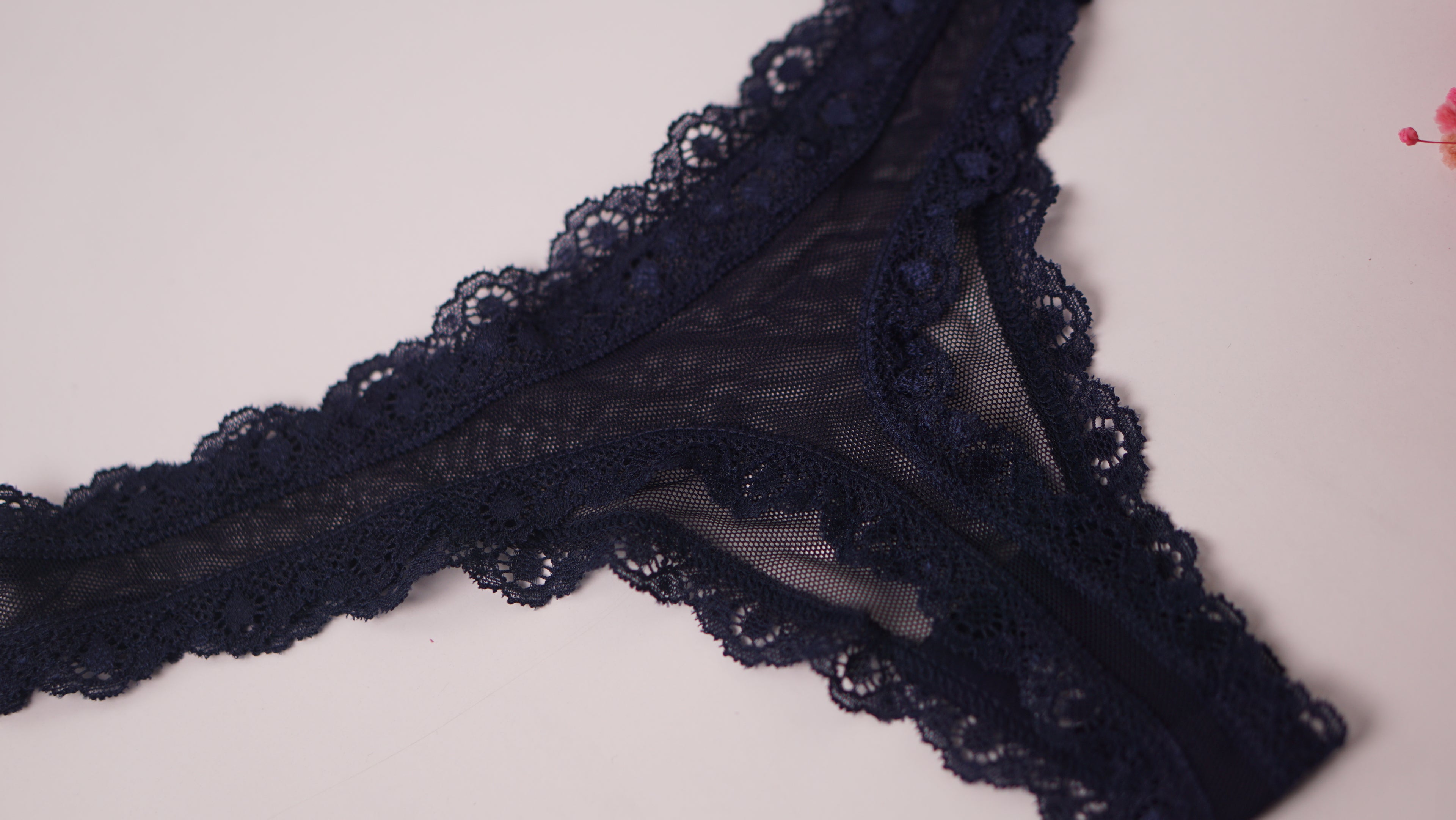 Panty String Nelly en maille et dentelles