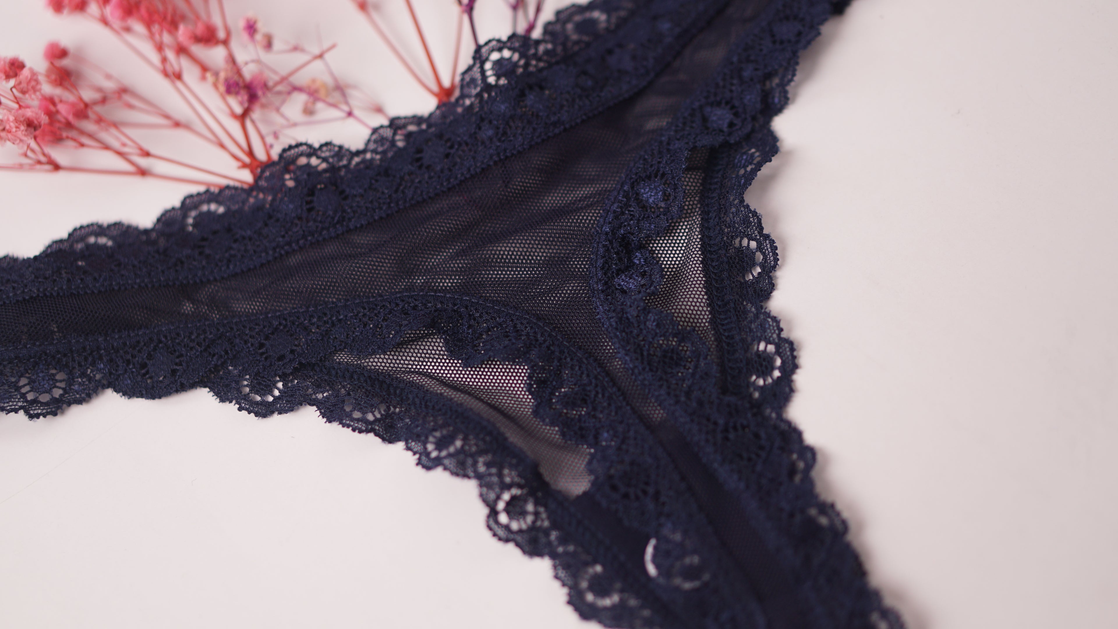 Panty String Nelly en maille et dentelles