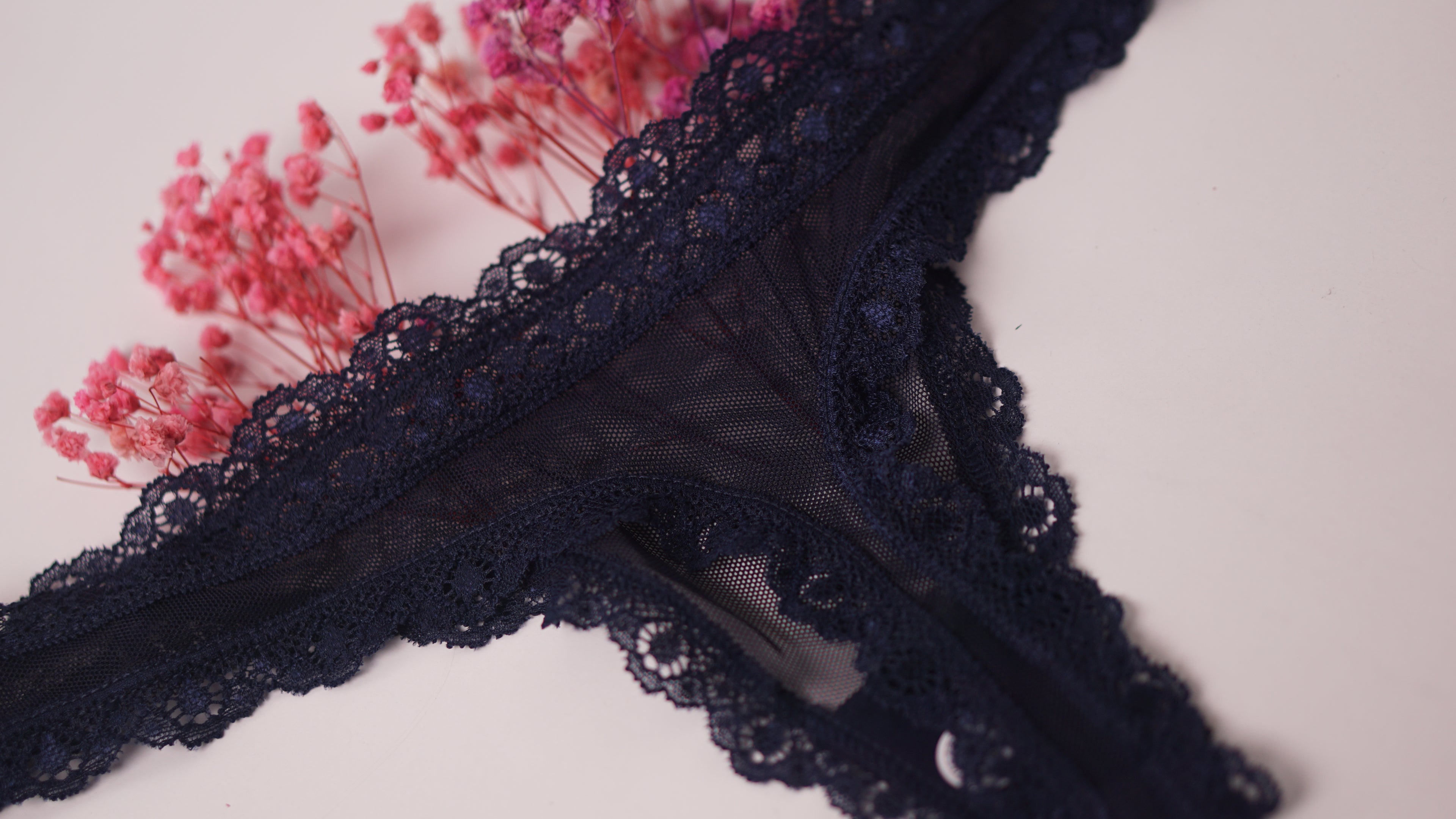 Panty String Nelly en maille et dentelles