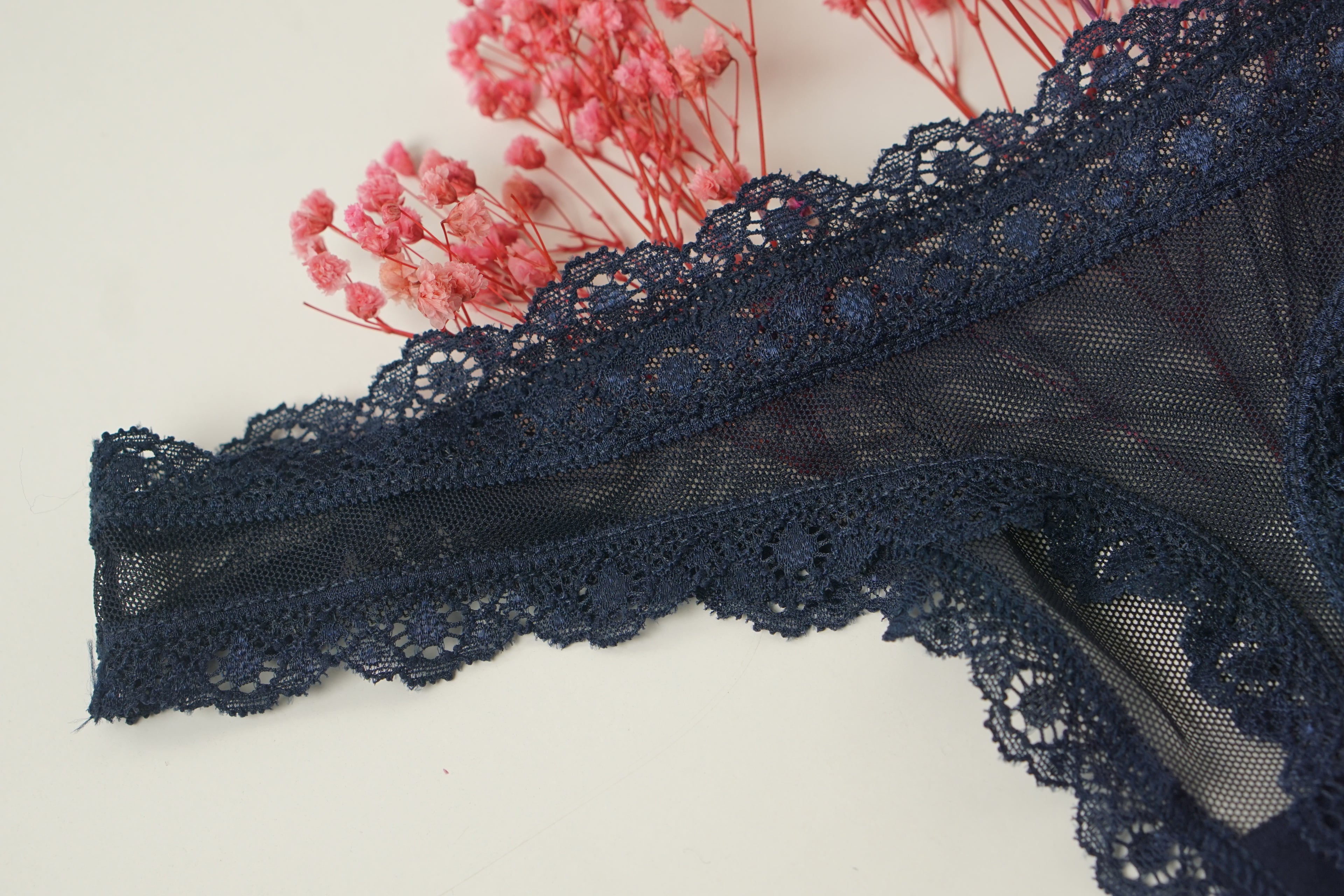 Panty String Nelly en maille et dentelles