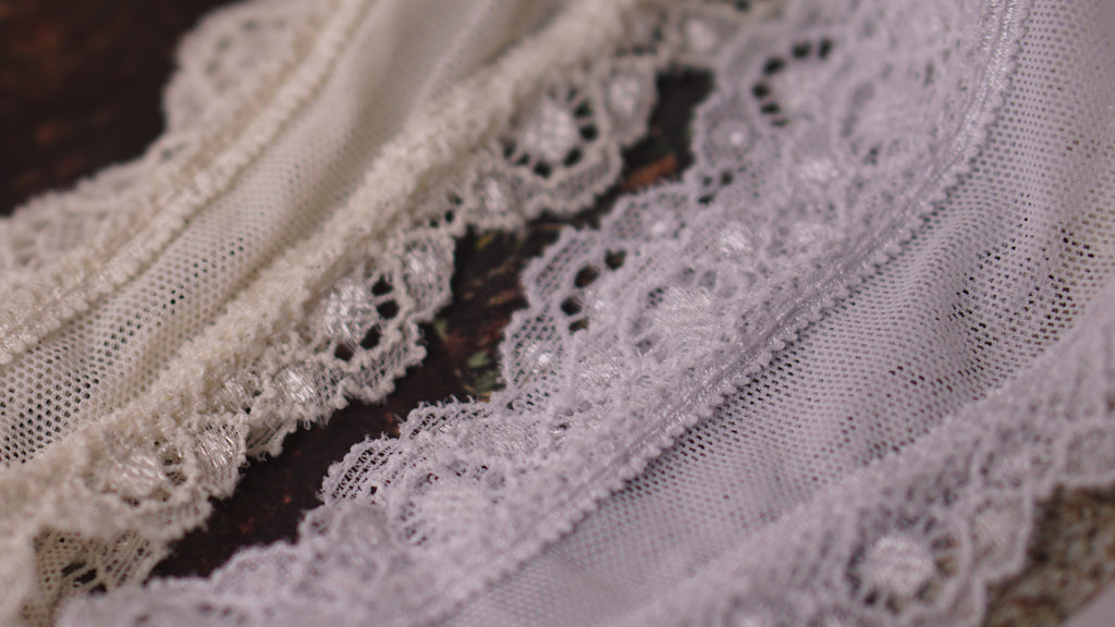 Panty String Nelly en maille et dentelles