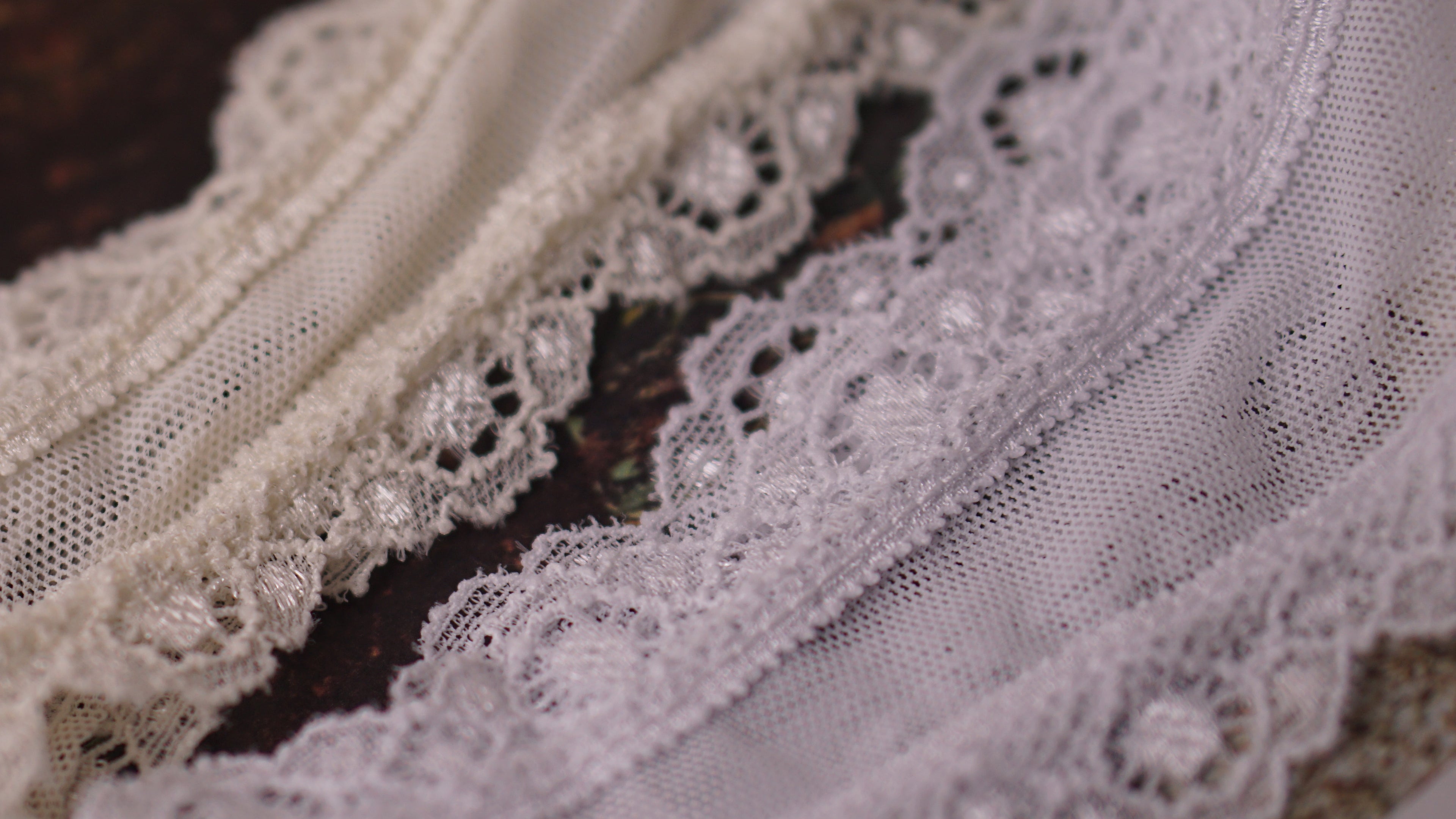 Panty String Nelly en maille et dentelles